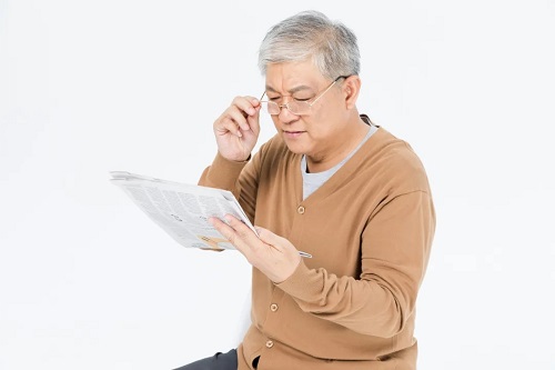 年轻时视力越好的人，老花会出现得越早吗？