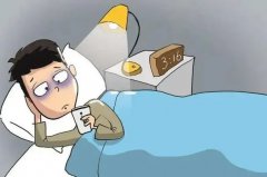 深夜关灯玩手机，小心青